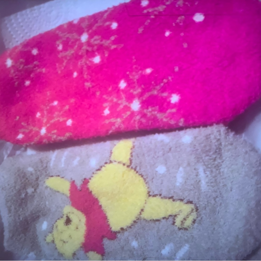 COZY Pooh Bear Fuzzy Socks Set 2 pr One Bear Design Other Snowflake NEW NWT - Picture 4 of 4